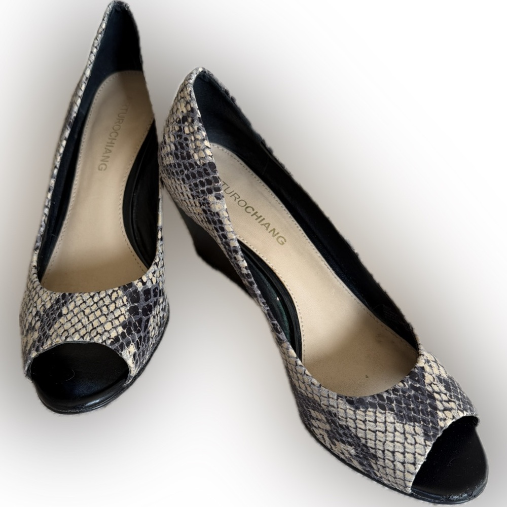 Arturo Chiang Snakeskin Print Peep Toe Wedge Heels Size 7 Neutral Python Pumps